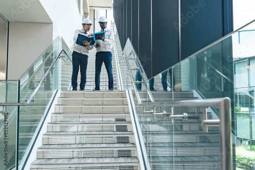 Papier peint Group of multinational engineers having a conversation in a facility