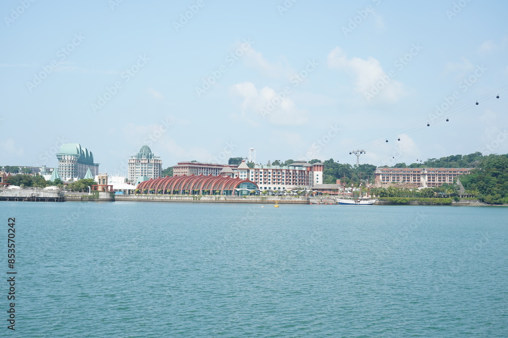 Obraz premium The Singapore Cable Car is a scenic aerial ropeway offering breathtaking views of Singapore’s skyline, harbor, and lush greenery. It connects Mount Faber, HarbourFront, and Sentosa Island, providing a