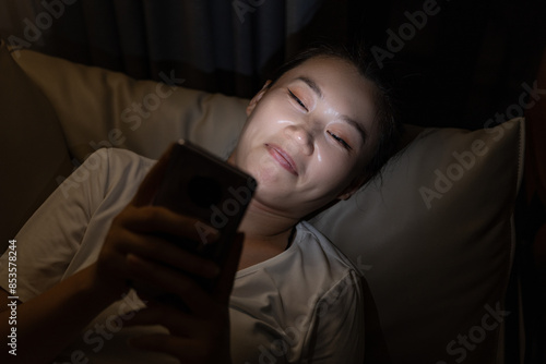 Women who turn off lights and stay up late playing with their phones