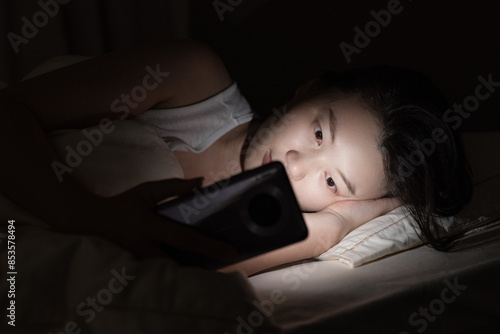 Women who turn off lights and stay up late playing with their phones