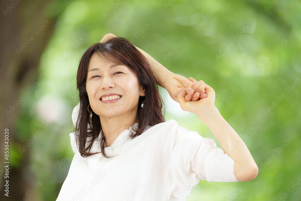 女性　ポートレート　新緑