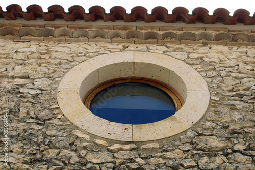 œil-de-bœuf, fenêtre ronde sur maison en pierre photo