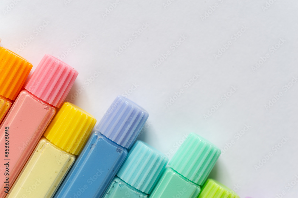 並ぶカラフルな絵具