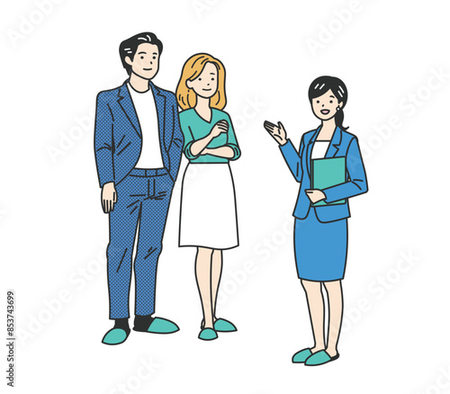 部屋や保険を案内する女性とカップル