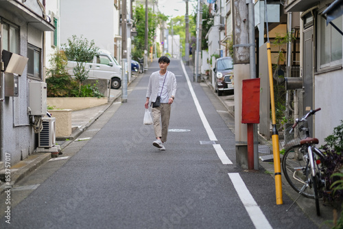 Wallpaper Mural コンビニの袋を持って商店街を歩く男性 Torontodigital.ca