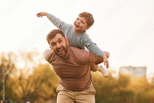 Foto Conception of imagination, sitting on shoulders and flying