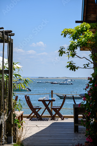 CAP FERRET (Bassin d'Arcachon, France). Cabane de dégustation d'huîtres avec vue sur la baie