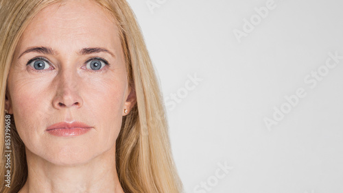 Fotografie This is a close-up portrait of a blonde woman with blue eyes looking directly at the camera