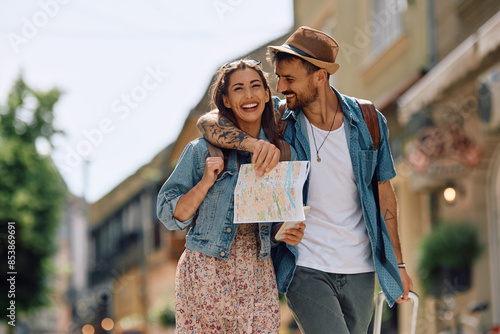 Quadro su tela Happy couple of tourists enjoying in their summer travel.
