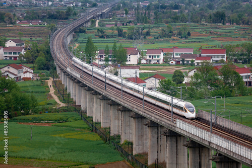 Fotografia A high-speed railway running through the fields