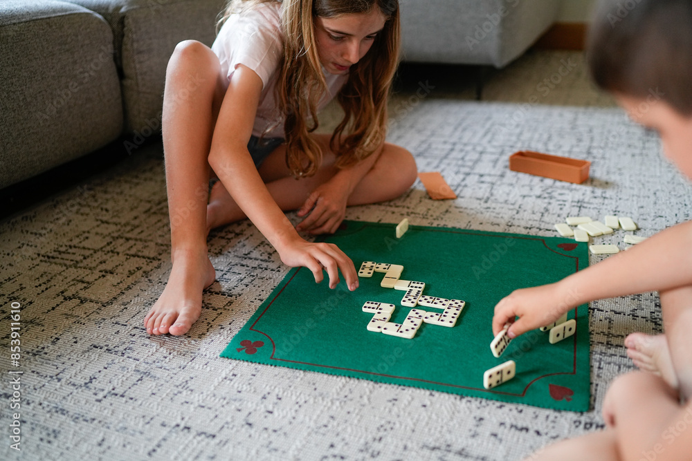 Obraz premium Two children playing a game of dominoes