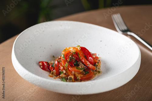 Fotografía Baked bell peppers marinated with pine nuts and raisins