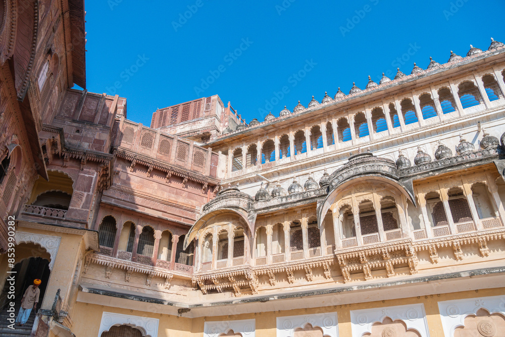 Obraz premium A large building Mehrangarh Fort in Jodhpur is perched atop a hill overlooking the landscape