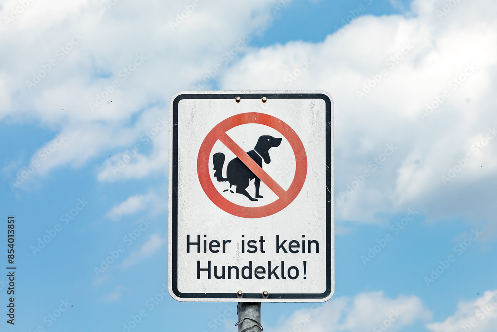 sign - Hier ist kein Hundeklo - english no dog toilet sign - Hier ist kein Hundeklo - english no dog toilet