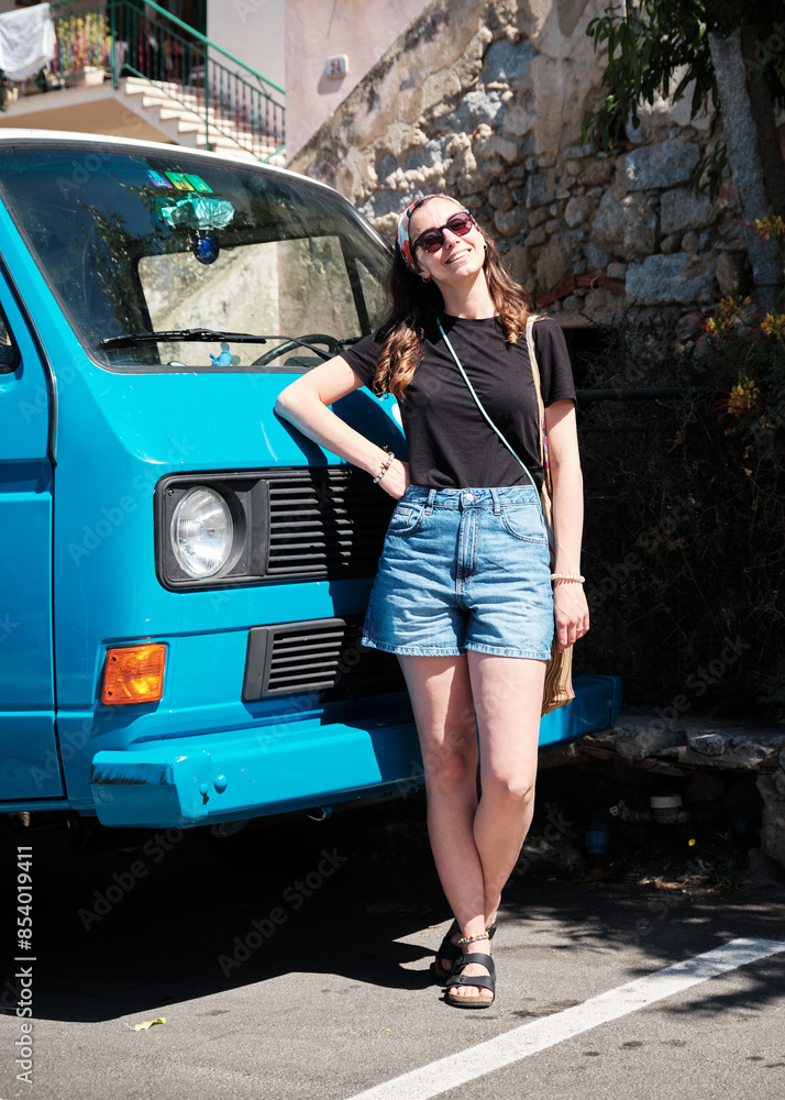 Foto scattata nel centro storico di Pomonte ad una ragazza in posa davanti a un van.