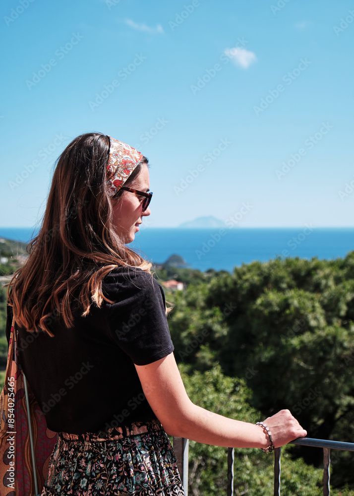 Foto scattata nel centro storico di Capoliveri ad una ragazza sorridente in posa.