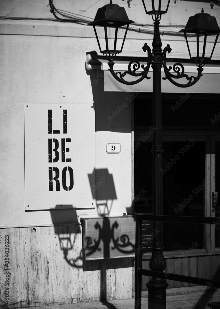 Foto scattata nel centro storico di Capoliveri ad una vecchia insegna.