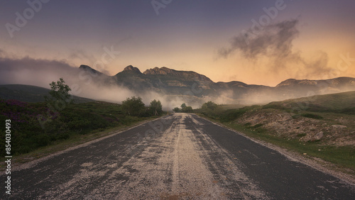 carretera de montaña en primer plano nos guía hacia los montes del fondo en Lunada, Burgos