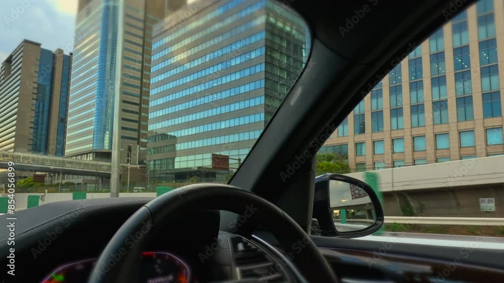 夕暮れの高速道路を走る車からの景色 夕暮れの高速道路を走る車からの景色