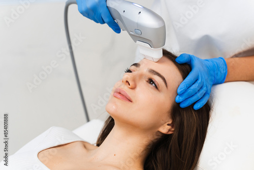 Tableau sur toile Process of needle-free rf-lifting when you need to tighten your face shape without injections