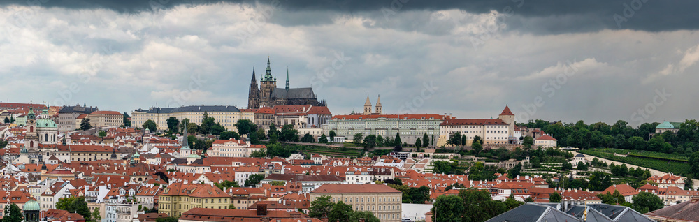 Obraz premium View of the skyline of Prague and the castle