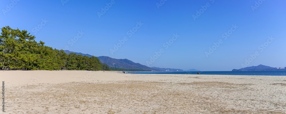 Obraz premium 天橋立の砂浜から見た穏やかな宮津湾のパノラマ情景