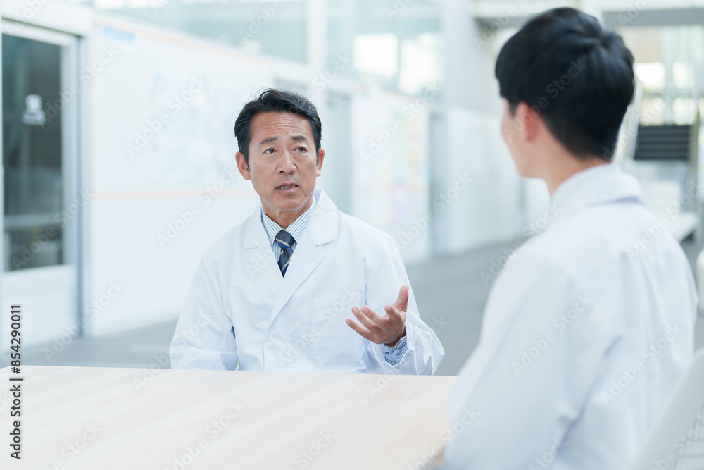 病院で打ち合わせをする医師 病院で打ち合わせをする医師