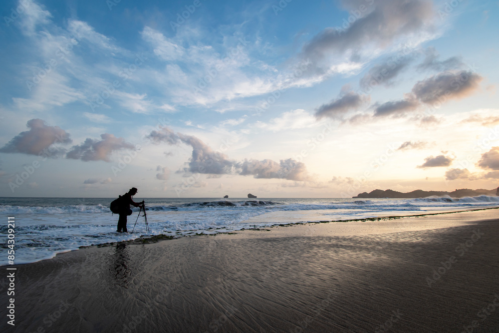 Naklejka premium Photographers capture moments on beautiful beaches, sunset photography, silhouettes of photographers