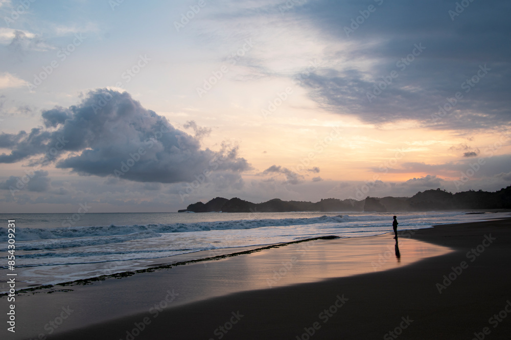 Obraz premium Photographers capture moments on beautiful beaches, sunset photography, silhouettes of photographers