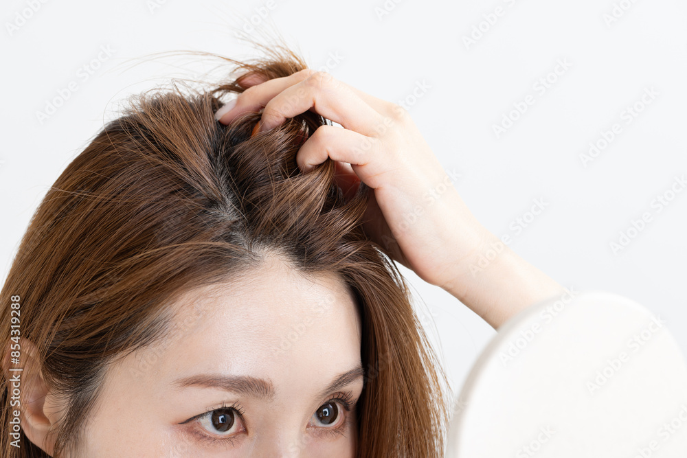 Fototapeta premium 生え際を気にする女性 hair care