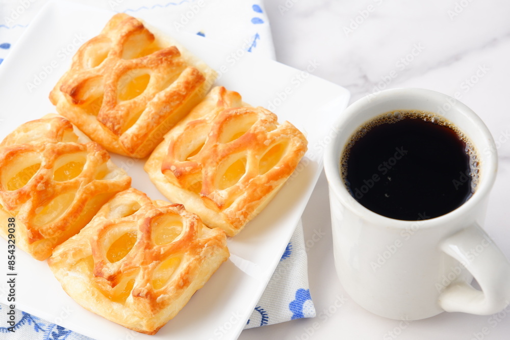 りんご煮をたっぷり使ったおいしそうな「りんごデニッシュ」と淹れたてのコーヒーでコーヒーブレイク
りんご煮をたっぷり使ったおいしそうな「りんごデニッシュ」と淹れたてのコーヒーでコーヒーブレイク