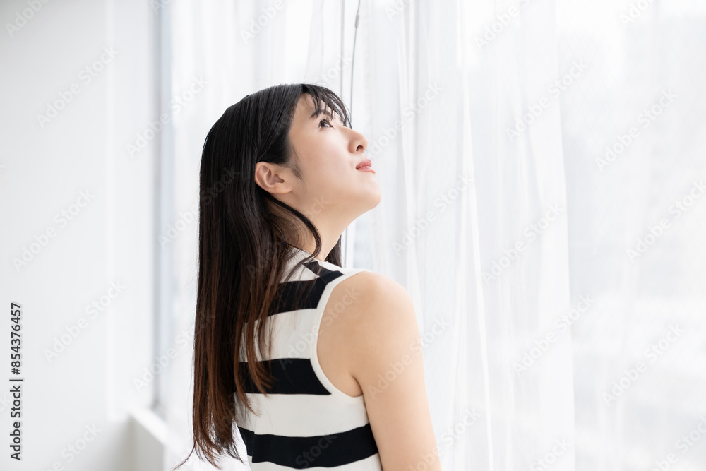 考える女性 考える女性