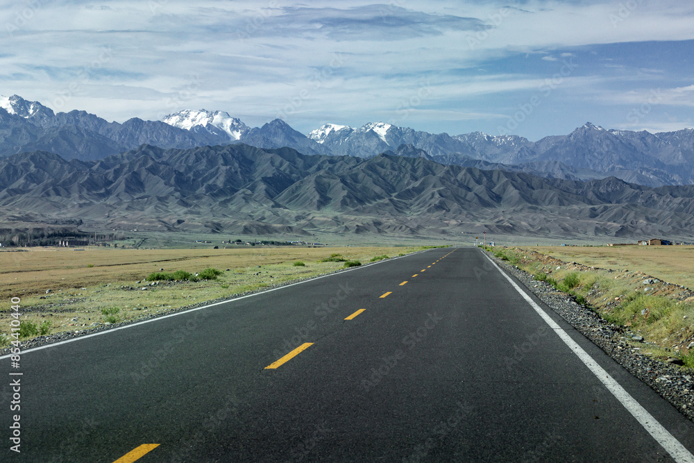 Naklejka premium Karamay Highway in Xinjiang