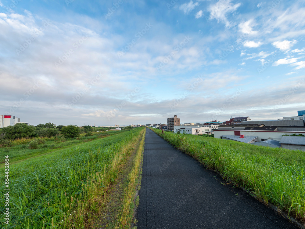 Fototapeta premium 雨上がりの空と大和川沿いの街並み