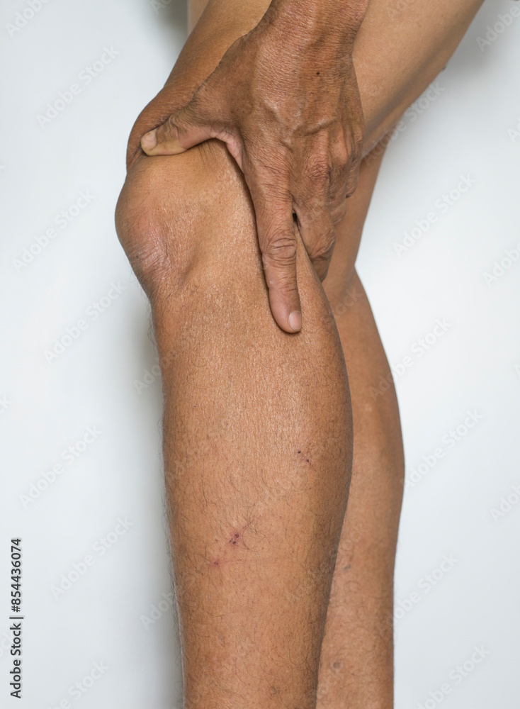 Naklejka premium The leg and knee muscles of an old man who has arthritis problems and the bones and joints of the body on a white background