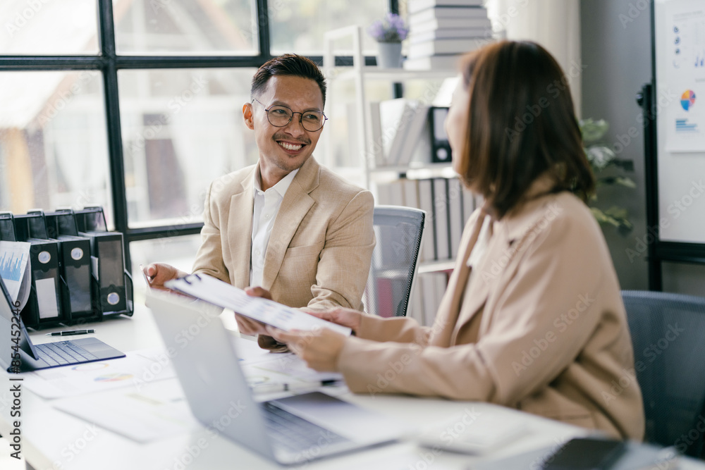 Obraz premium Business Meeting in Modern Office with Professional Colleagues Collaborating on Project