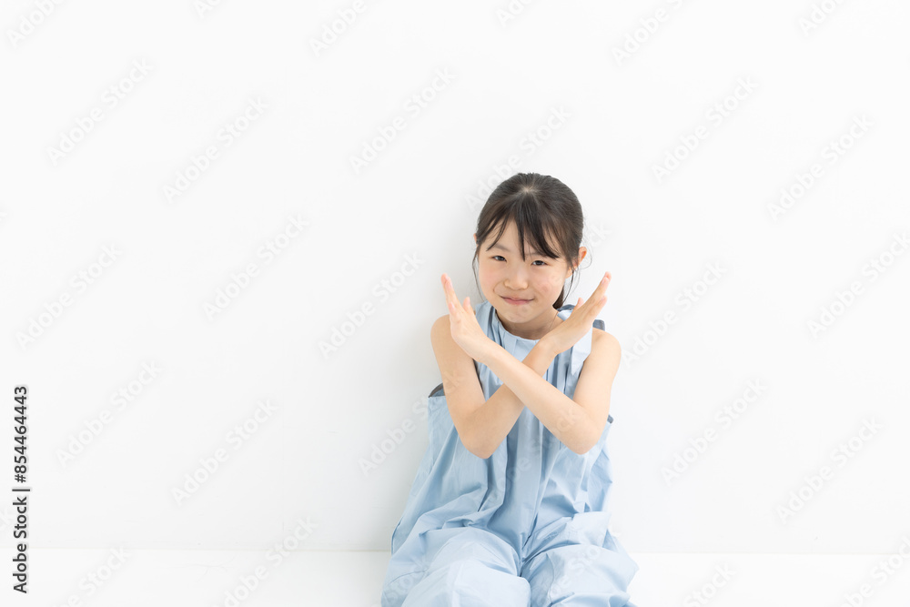 NGサインする女の子
NGサインする女の子