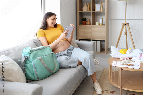 Young pregnant woman with m...