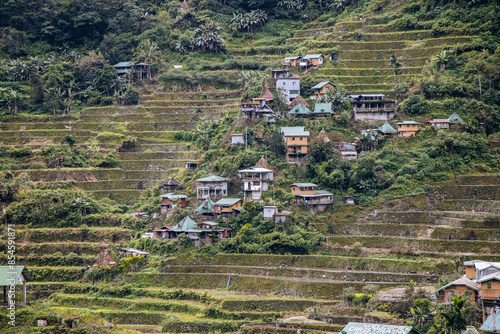 Village de Batad au Philippines entouré des célèbre rizières permettant la culture du riz en terrasse. photo