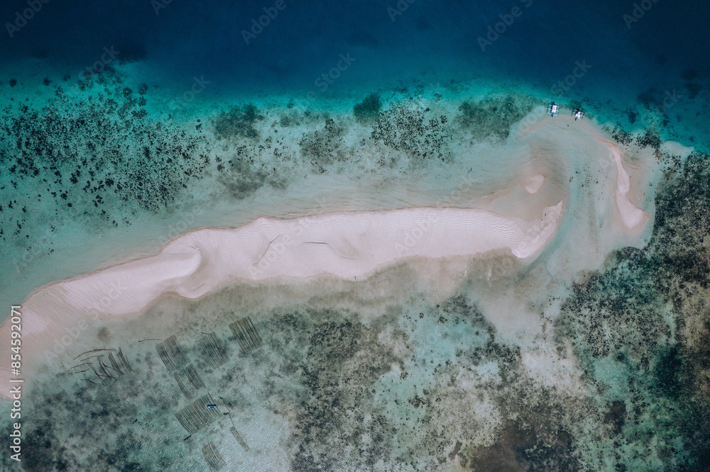 Fototapeta premium Photo aérienne par drone d'un banc de sable situé aux Iles Balabac aux Philippines. on peut voir le contrasts de couleur de l'eau causé par la difference de profondeur de la mer. 