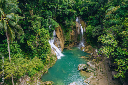 Photo aérienne par drone des cascades Pahangog Falls sur l'ile de Bohol aux Philippines. photo