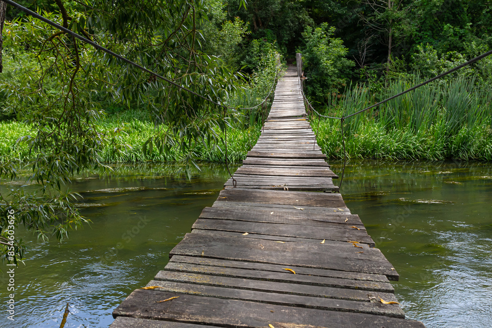 Obraz premium Suspension bridge, walkway to the adventurous, cross to the other side