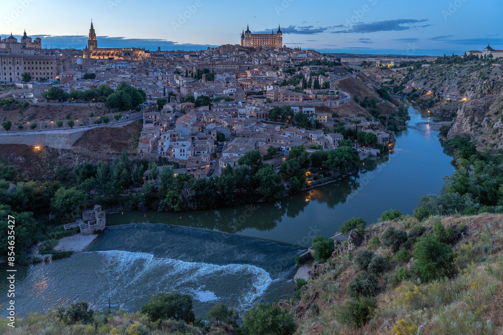 Φωτογραφία Panoramic view of the UNESCO World Heritage site of the city of Toledo since Valley lookout at night