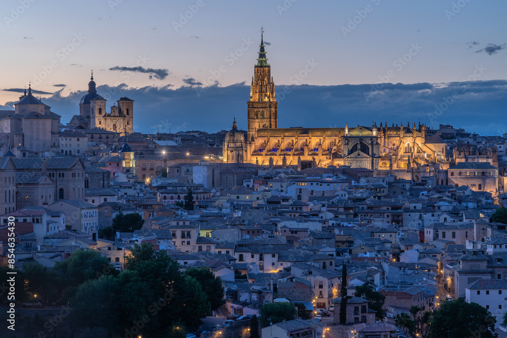 Φωτογραφία Panoramic view of the UNESCO World Heritage site of the city of Toledo since Valley lookout at night