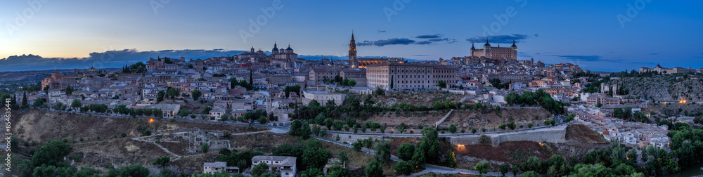 Φωτογραφία Panoramic view of the UNESCO World Heritage site of the city of Toledo since Valley lookout at night