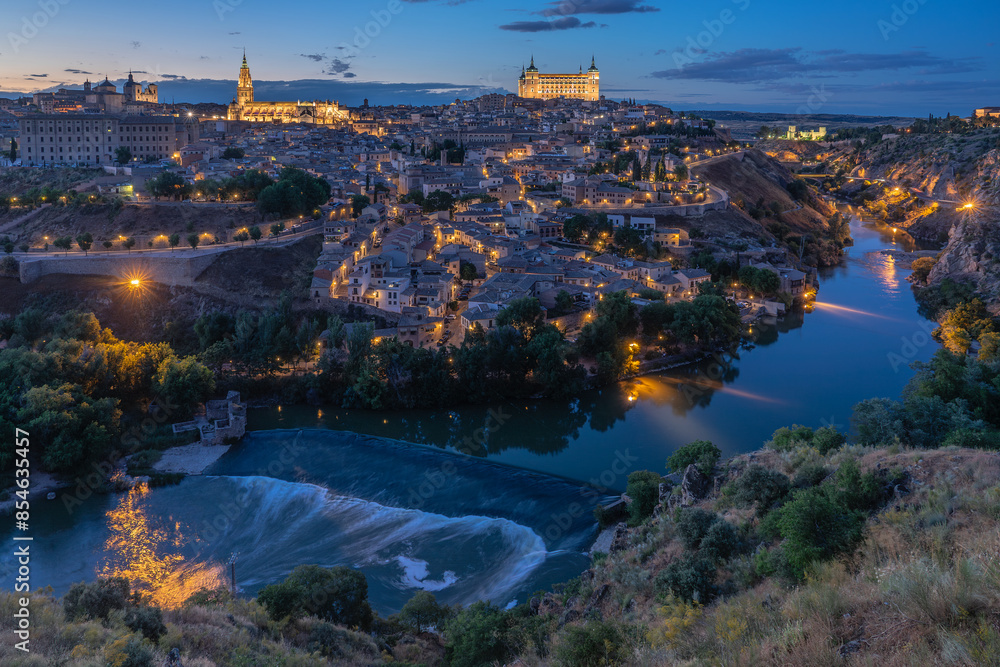 Φωτογραφία Panoramic view of the UNESCO World Heritage site of the city of Toledo since Valley lookout at night