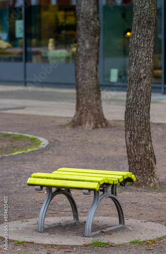 spartanische Sitzbank im Park, Berlin, Deutschland photo