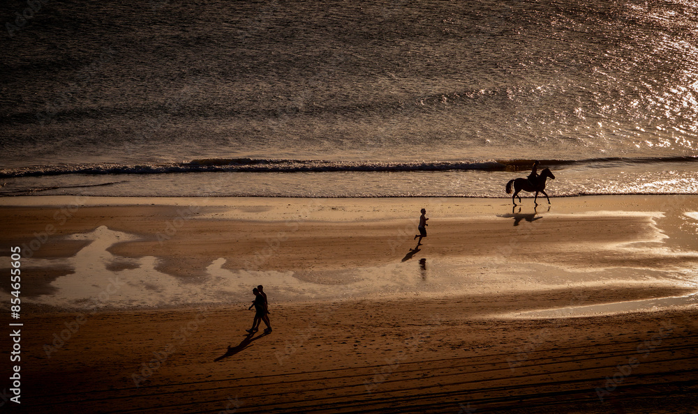 Bildbearbeitung, Reiter und Jogger am Strand, Novo Sancti Petri, Andalusien, Spanien