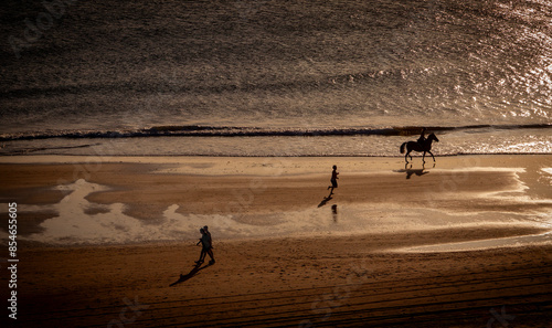 Obraz na płótnie Bildbearbeitung, Reiter und Jogger am Strand, Novo Sancti Petri, Andalusien, Spanien w salonie