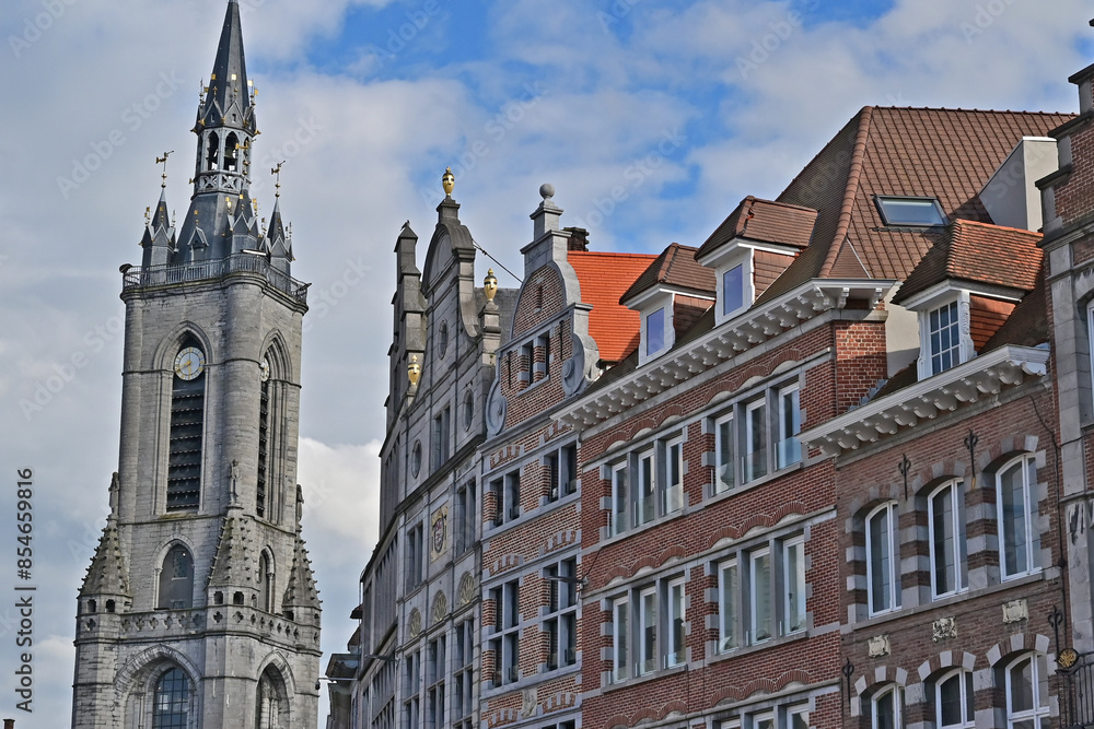 Tournai, La Torre civica e le antiche case della Grand Place, Fiandre - Belgio Tournai, La Torre civica e le antiche case della Grand Place, Fiandre - Belgio